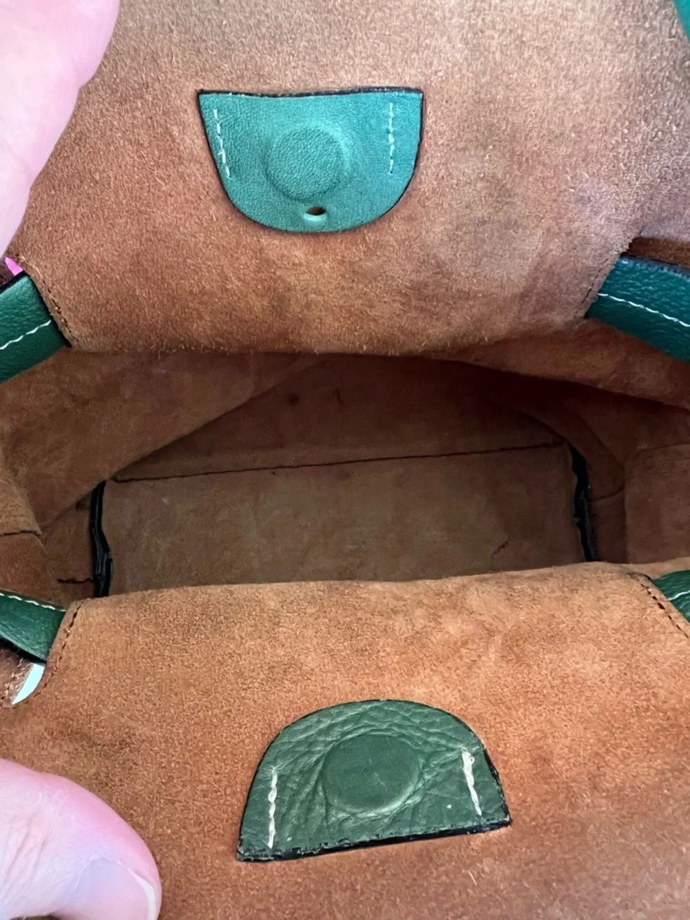 Tramontano hand bag in a pebbled green with a slight shimmer. Magnetic closure.